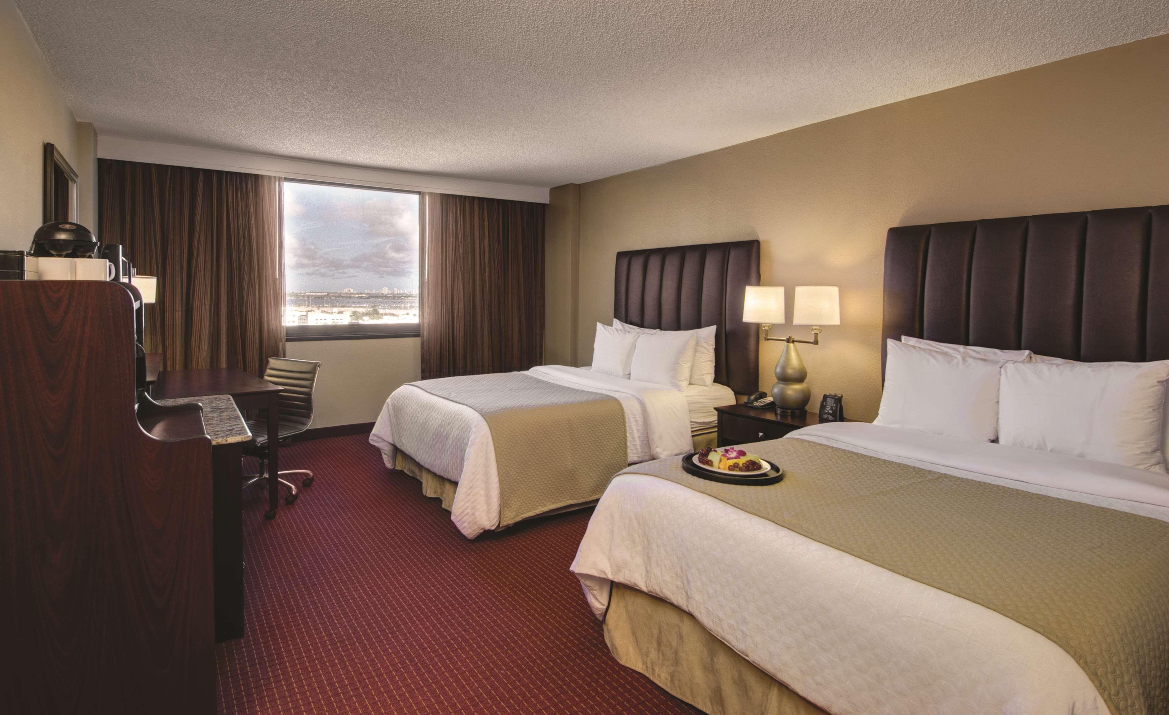 Embassy Suites By Hilton West Palm Beach Central Номер фото